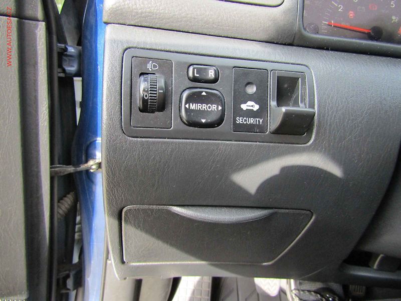 Toyota Corolla (2006) 2.0 D-4D, AC, park.čidla - fotka 12 z 18