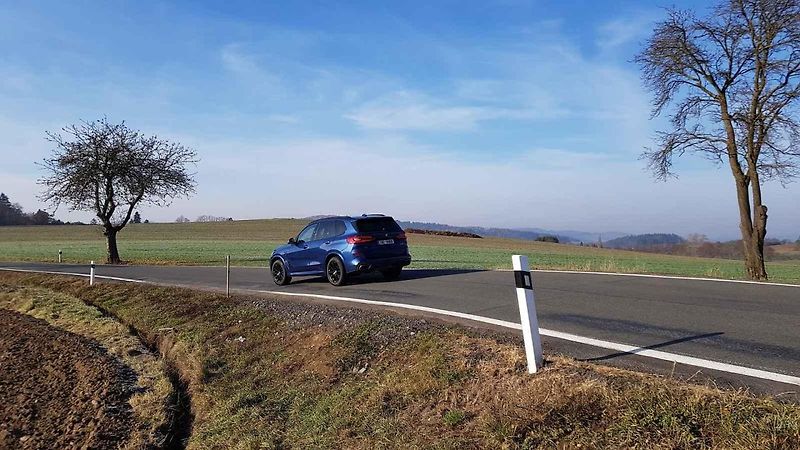 BMW potřebuje více točivého momentu, protože váží o půl tuny víc než Mercedes.