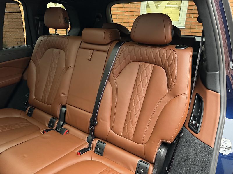 BMW X7 40i-INDIVID-MASÁŽE-R22-TAŽ. - fotka 33 z 47