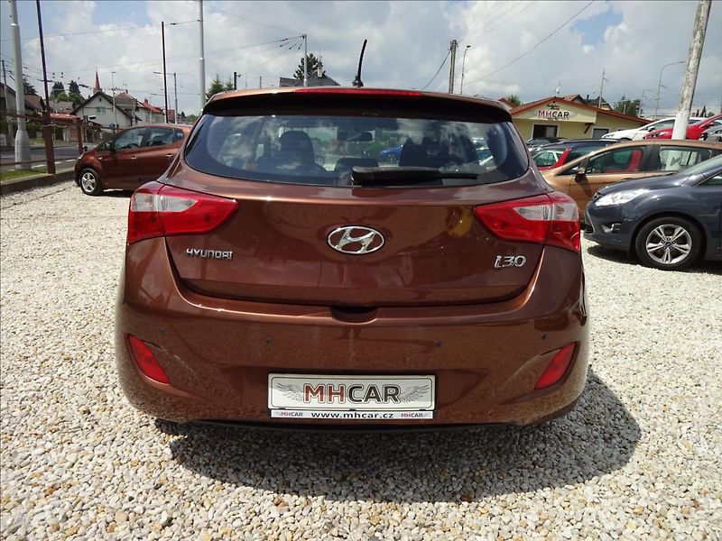 Hyundai i30 1,6i 88kW - fotka 5 z 48