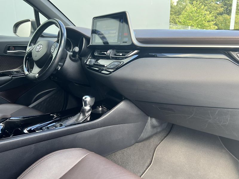 Toyota C-HR (2018) 1.8 VVT-i E-CVT - fotka 31 z 39