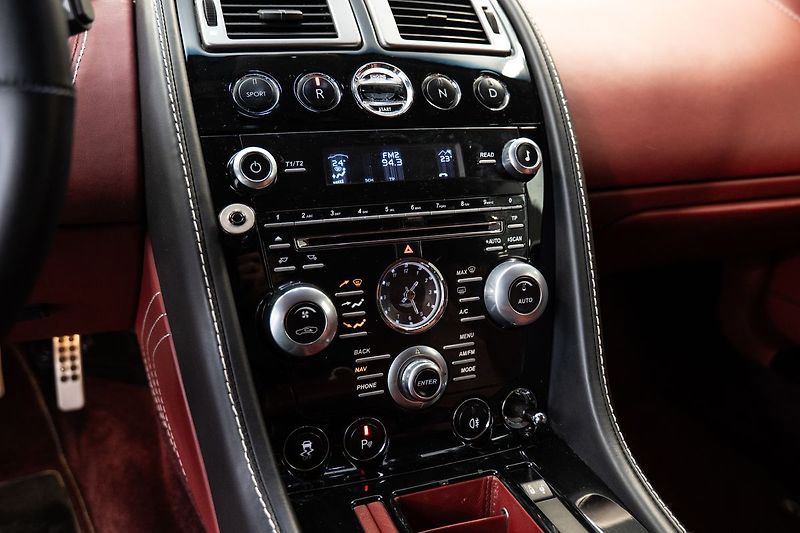 Aston Martin Vantage S - fotka 11 z 18