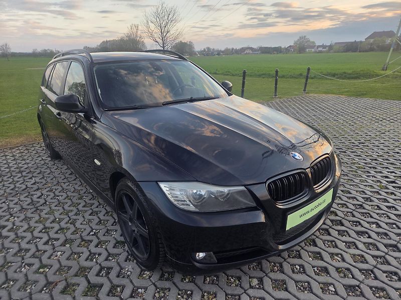 BMW Řada 3 (2009) 320d, 130 kW,2.sada kol,manual - fotka 3 z 25