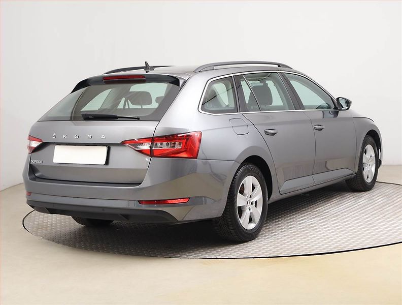 Škoda Superb (2023) Ambition 1.5 TSI - fotka 5 z 19