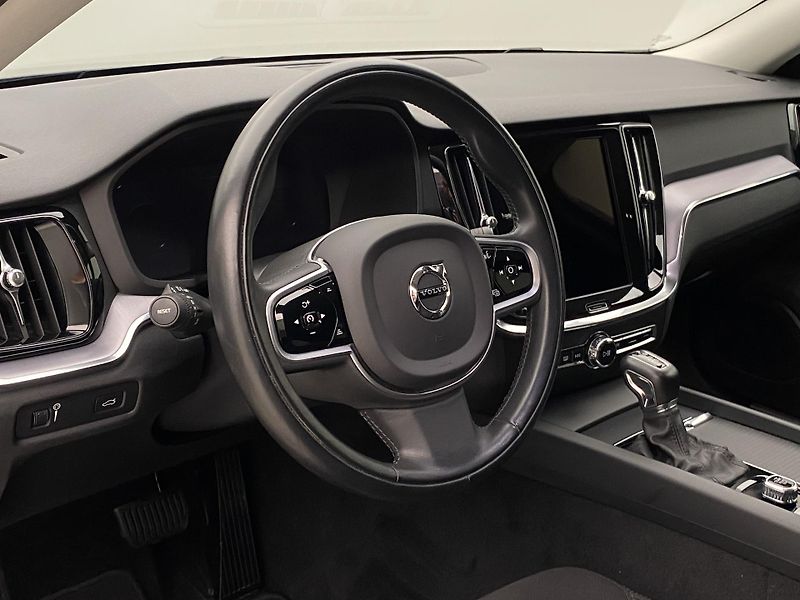 Volvo V60 D3 MOMENTUM AUT REZERVACE - fotka 18 z 39