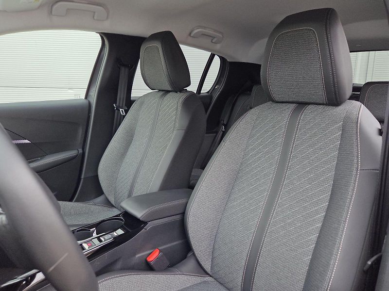 Peugeot 208 (2025) ALLURE Hybrid 100 e-DCS6 - fotka 14 z 16