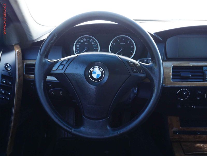 BMW Řada 5 (2005) 2.5i, ČR, AC, xenon - fotka 13 z 15