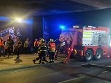 Nehoda ve Vídeňské ulici: pod železničním mostem se zaklínila vrtná souprava převážená na podvalníku.