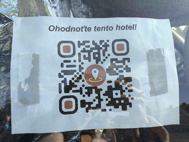 Stříbrný vůz stojí na parkovišti u židenického hypermarketu Kaufland. Hotel fiat, jak je pojmenovaný v mapách Google, má od uživatelů vysoké hodnocení a přitom láká na nízkou cenu, na dveřích vozů má napsáno 15 korun za noc.