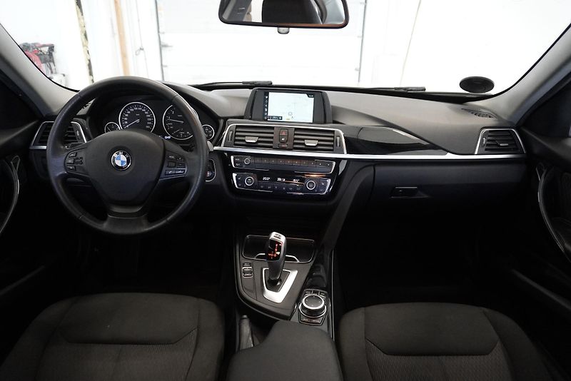 BMW Řada 3 320i 135kW AUTOMAT - fotka 19 z 27