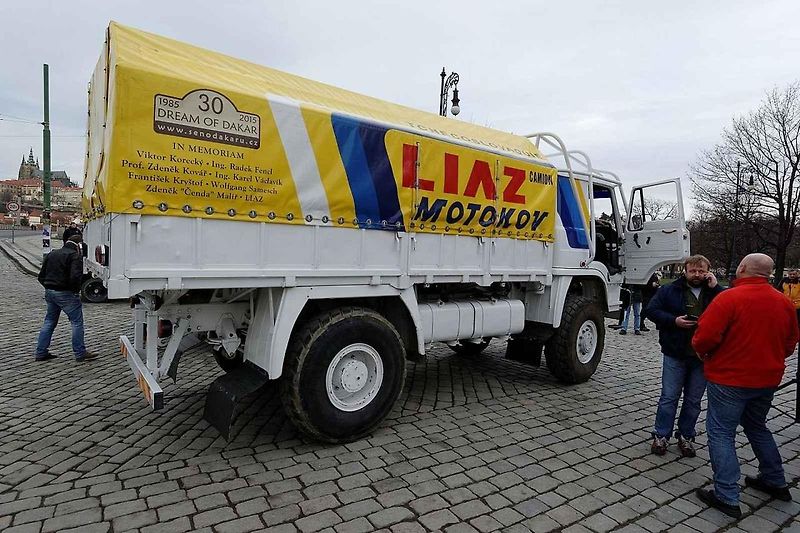 Vůz Tatra 87, se kterým cestovatelé Hanzelka a Zikmund podnikli cestu do Afriky a Jižní Ameriky. Dnes je exponátem Národního technického muzea v Praze.