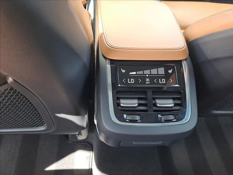 Volvo XC90 2,0 D5 AWD FIRST EDITION - fotka 12 z 24