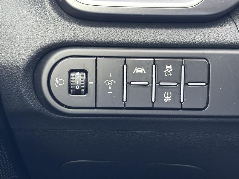 Kia Ceed 1,5 TGDi 118kW TOP ZÁRUKA NAVI - fotka 31 z 40