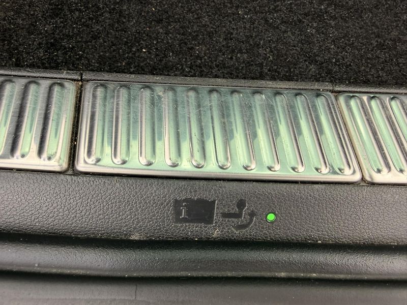 Škoda Superb COMBI 2,0 TDI 4x4 SPORTLINE - fotka 18 z 18