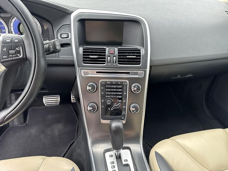 Volvo XC60 2,4 D3 R-DESIGN AWD AT - fotka 12 z 24