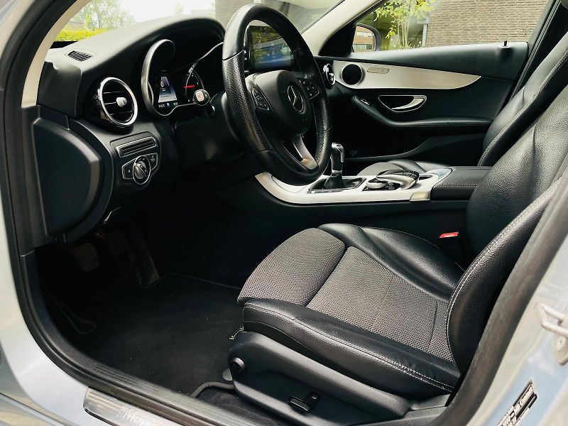 Mercedes-Benz Třídy C 220D MANUÁL VÝHŘEV SENZORY LED - fotka 28 z 52