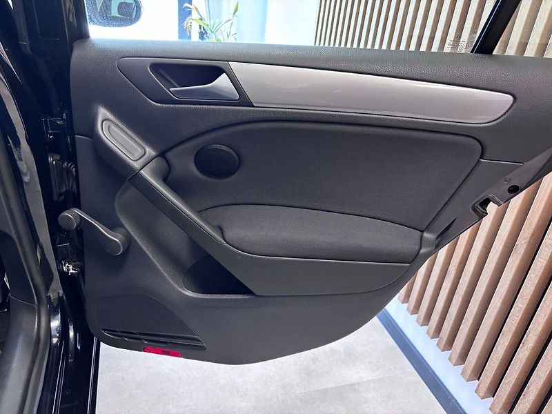 Volkswagen Golf 1.2TSI TREND - fotka 22 z 28