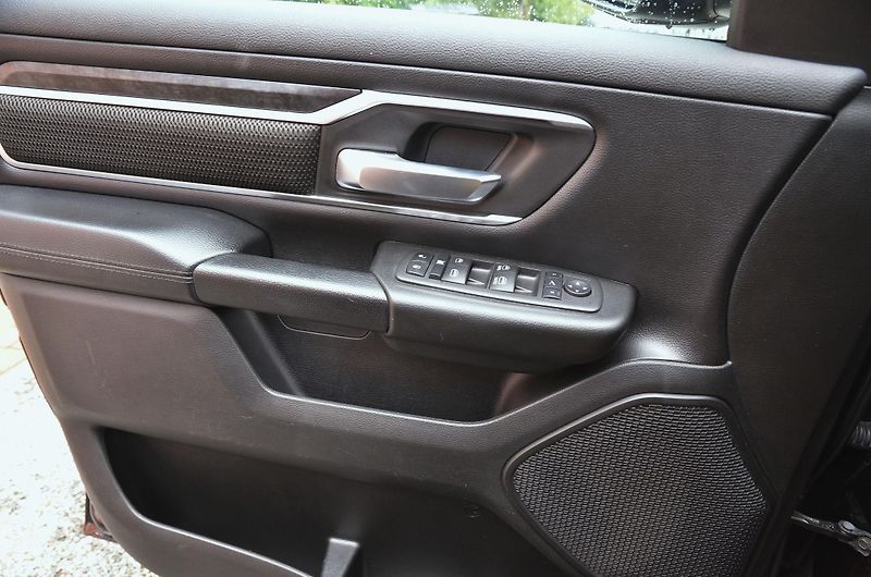 Dodge RAM (2022) 1500 BIGHORN 5.7 V8 HEMI 4x4  - fotka 32 z 51