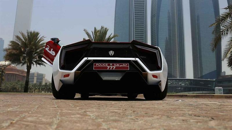 První ze sedmi vyrobených automobilů Lykan HyperSport slouží u policejních složek v Abú Dhabí