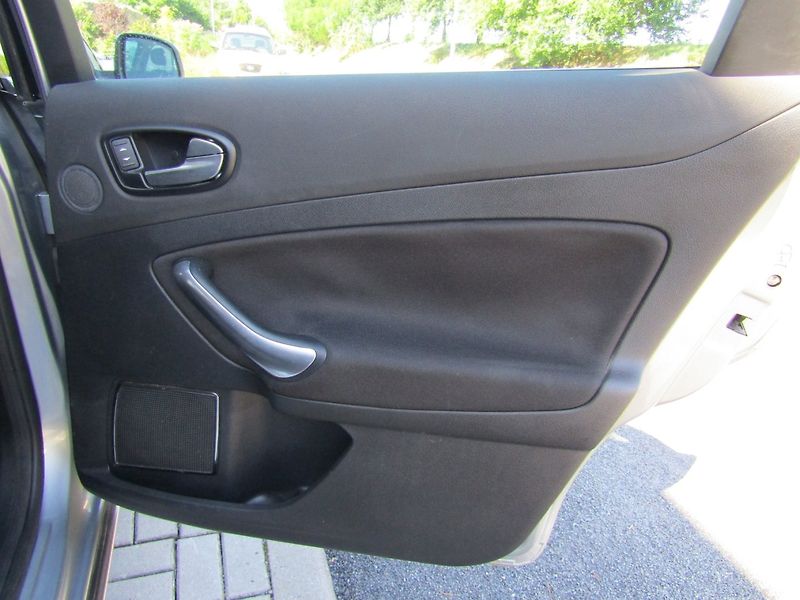 Ford Mondeo (2008) 2.0 TDCi GHIA 1.MAJITEL - fotka 25 z 43