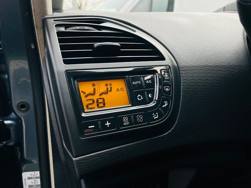 Citroën C4 Picasso 1.6i 88KW MANUÁL LED SENZORY - fotka 36 z 44