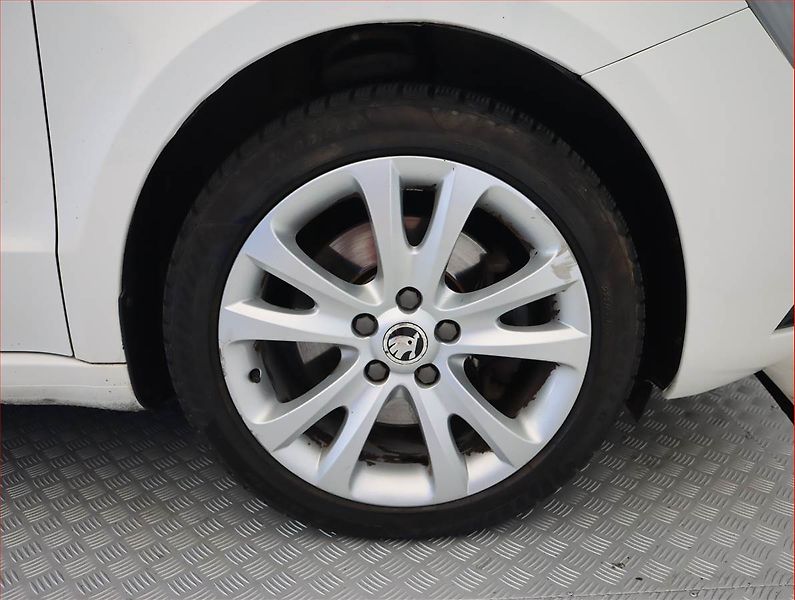 Škoda Superb (2014) 2.0 TDI, 4X4, Navi, Xenony - fotka 15 z 17