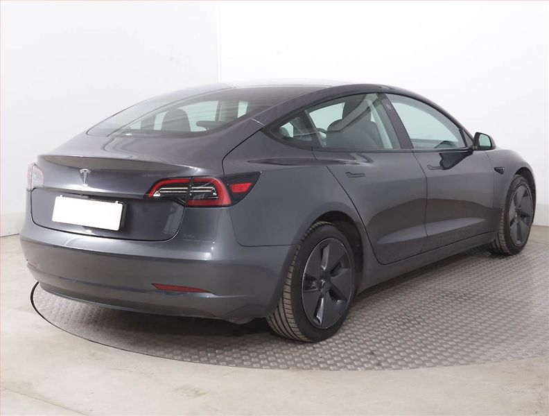 Tesla Model 3 (2023) Long Range RWD 79kWh, SoH 91% - fotka 5 z 21