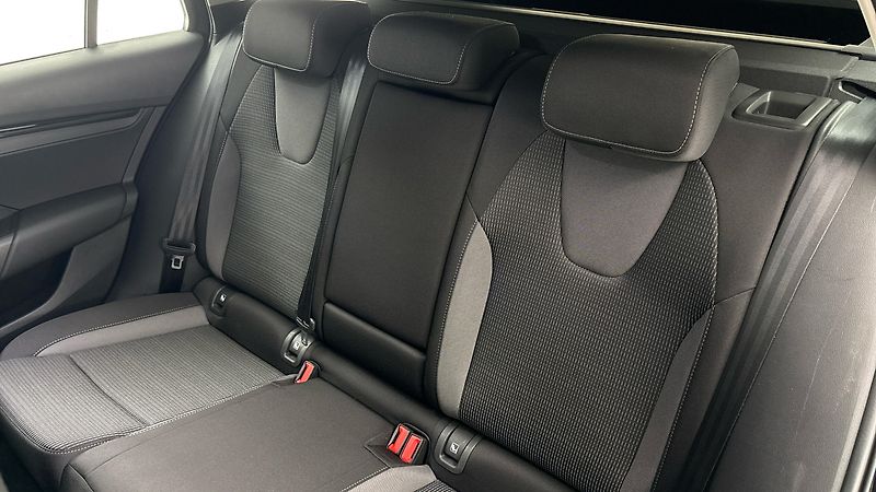 Škoda Octavia 2.0 TDI Ambition Combi - fotka 16 z 23