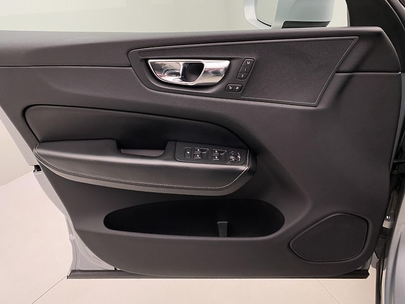 Volvo XC60 D4 AWD R-DESIGN REZERVACE - fotka 7 z 44