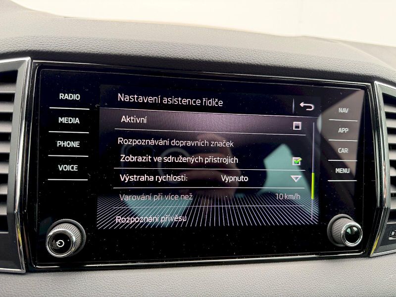 Škoda Karoq (2019) 2.0 TDI 110kW 4x4 Style ACC Si - fotka 19 z 35