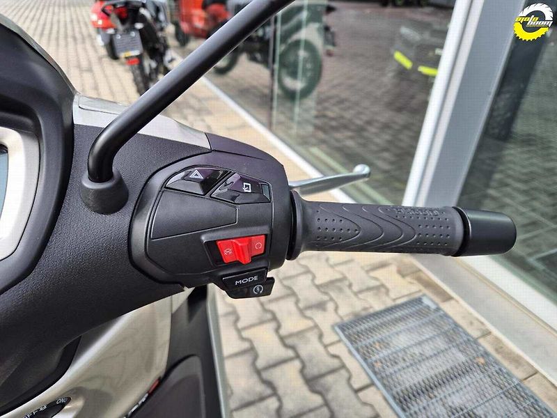 Piaggio Beverly 300 (2024) SKLADEM - fotka 18 z 19