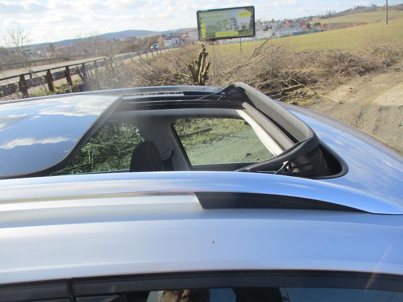 Volkswagen Golf 2.0TDi 110kW HIGHLINE L+Z PNEU - fotka 43 z 45