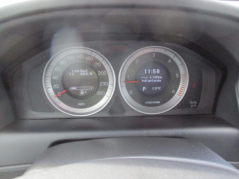 Volvo XC60 2.4 D5*AWD*NAVI*198 tkm*SUMMUM - fotka 17 z 56