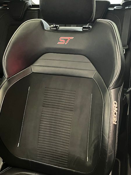Ford Focus 2,0 ST Styling-Paket ZAMLUVENO - fotka 39 z 57