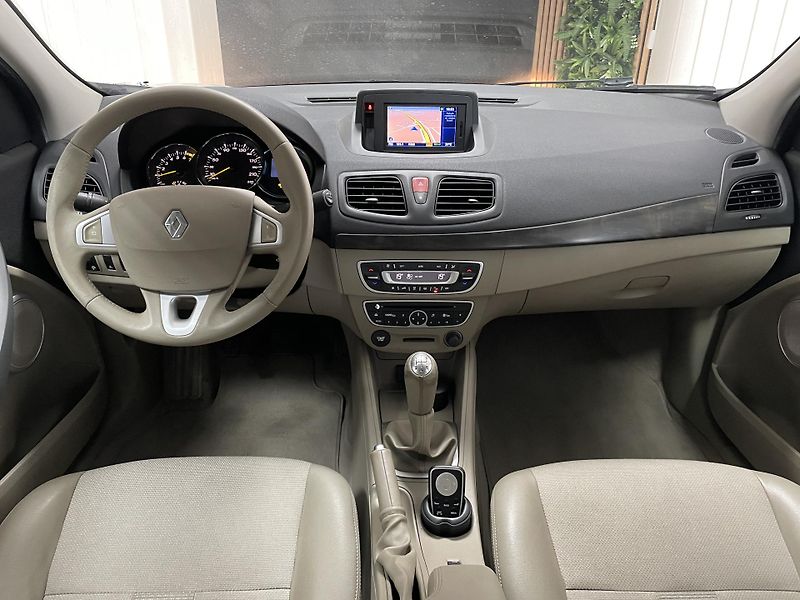 Renault Fluence 1.6 i ČR 1.MAJ.SER.NAVI.DIGIAC - fotka 19 z 23