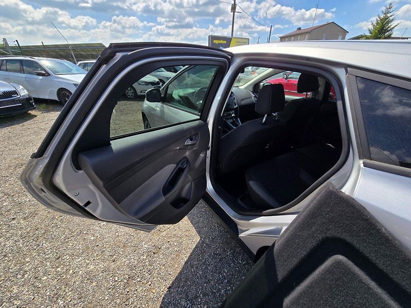 Ford Focus (2011) 1.6i 77KW garance km - fotka 11 z 25