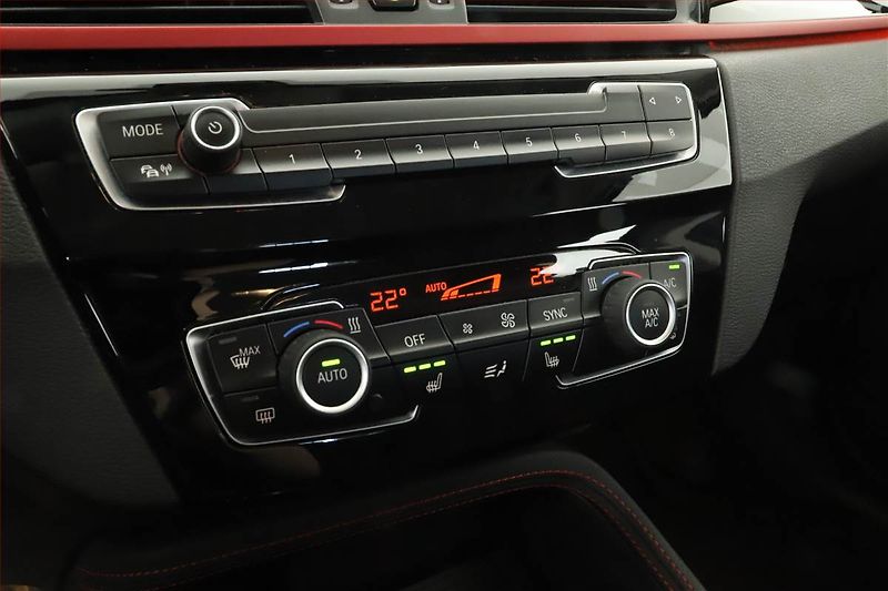 BMW X1 (2017) sDrive18i, ČR,1.maj - fotka 16 z 18