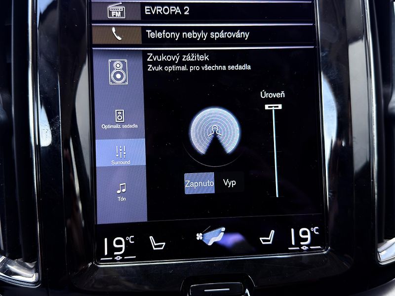 Volvo XC60 B4 AWD (nafta) // REZERVACE - fotka 39 z 47