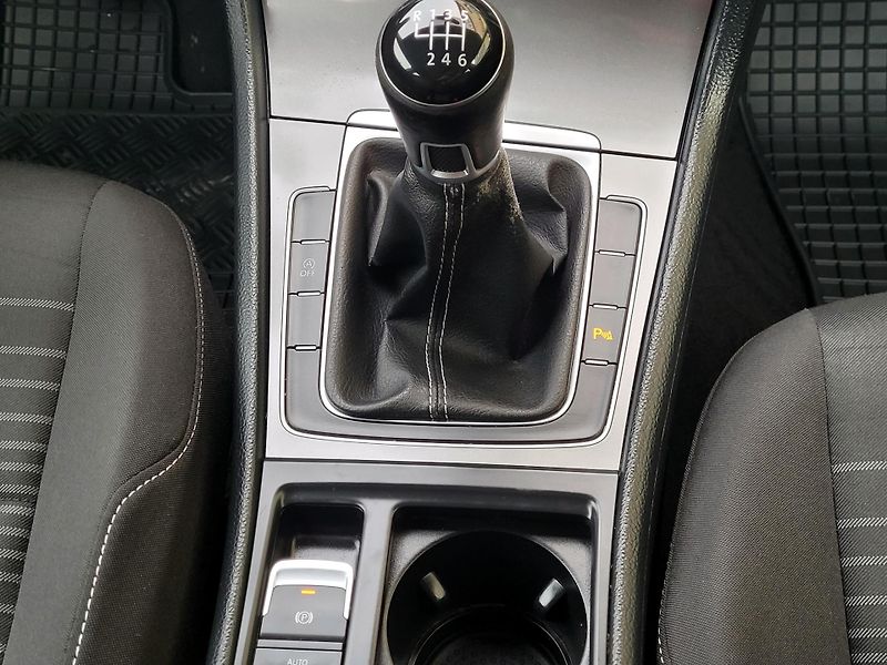 Volkswagen Golf 1,2 TSi LOUNGE 81kW *SERVIS* - fotka 35 z 45