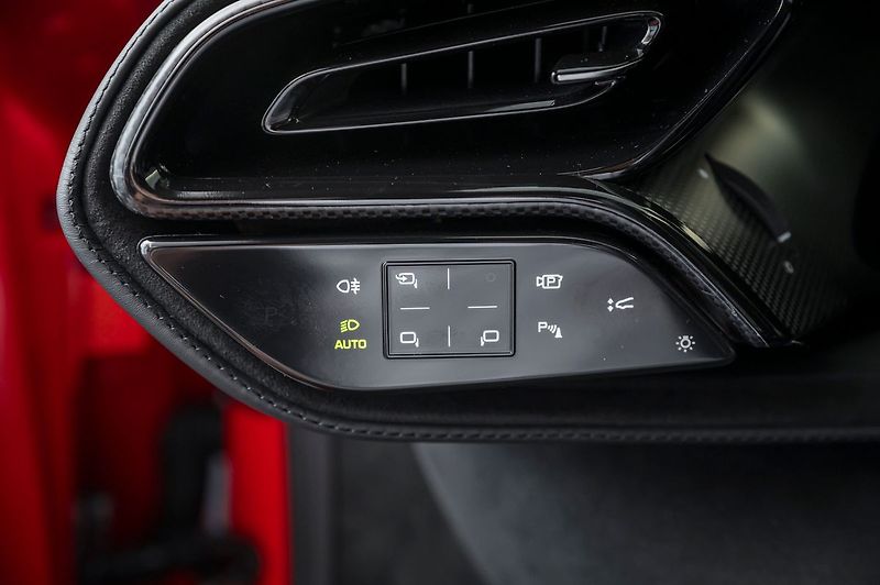 Ferrari 296 GTB Carplay/Lift/Carbon/Racing Sea - fotka 13 z 23