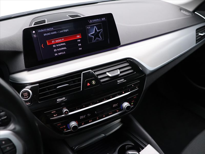 BMW Řada 5 3,0 530d 195kW Aut. Sport Line - fotka 18 z 31