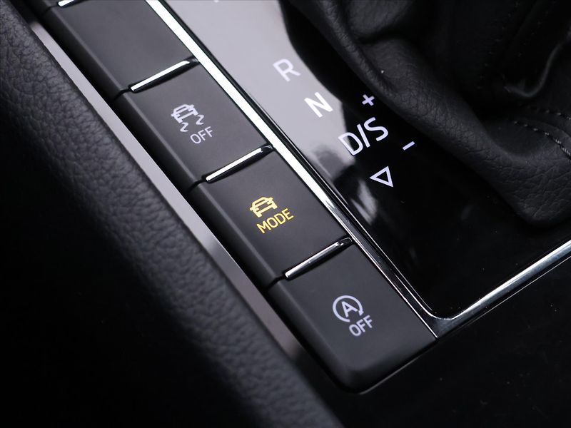 Škoda Superb 2,0 TDI 140kW DSG 4x4 L&K DPH - fotka 33 z 44