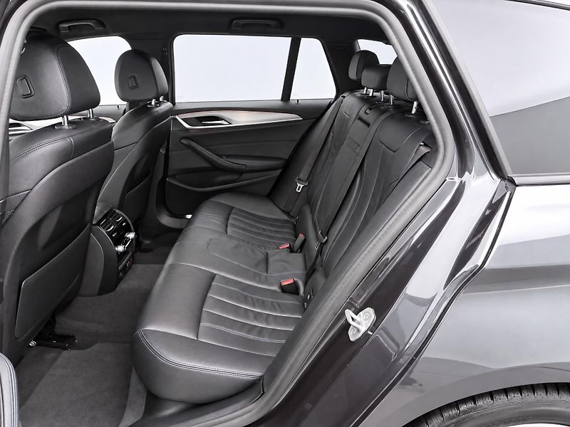 BMW Řada 5 3,0 540i 245kW xDrive DPH - fotka 14 z 34