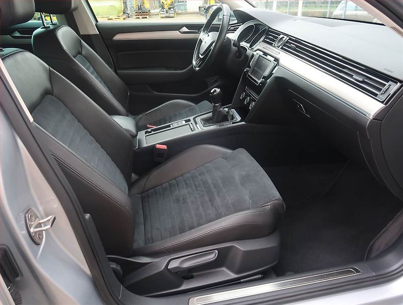 Volkswagen Passat (2015) Highline 2.0 TDI, Serv.kniha - fotka 9 z 19