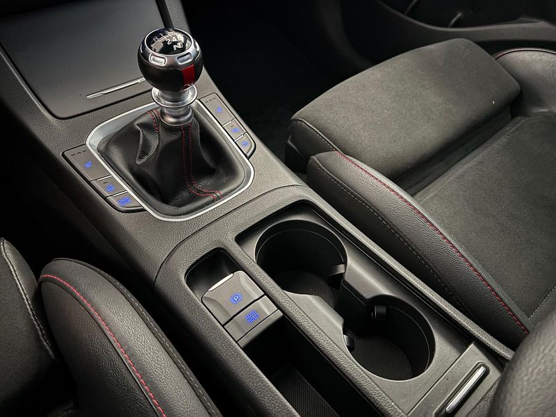 Hyundai i30 (2021) MHEV 1.5 TGDi N-line kombi - fotka 21 z 43