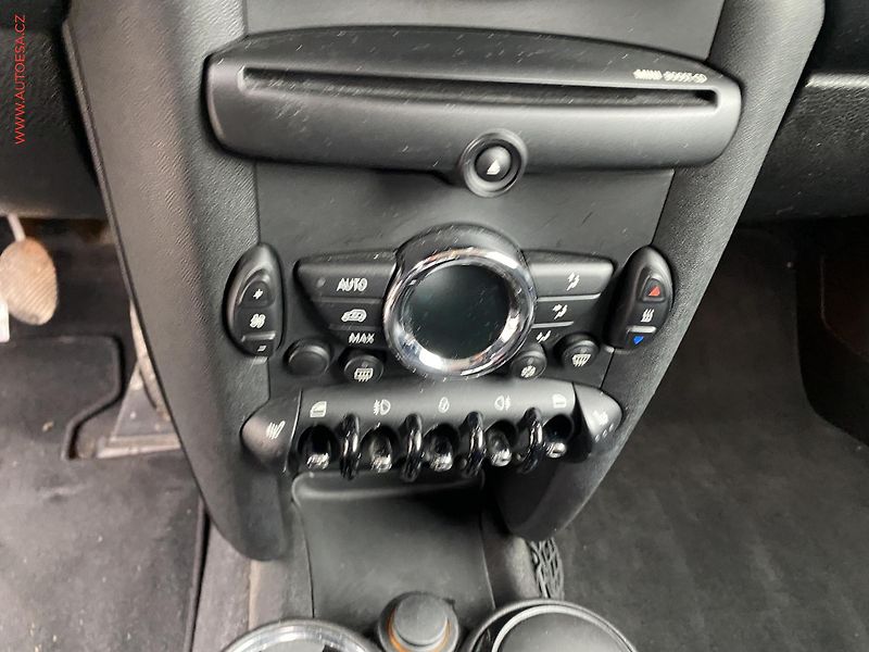 Mini Cooper (2011) 1.6 D, Bixen, +ALU - fotka 13 z 16
