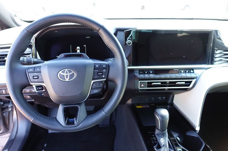 Toyota Camry 2,5 HEV Executive - fotka 17 z 36