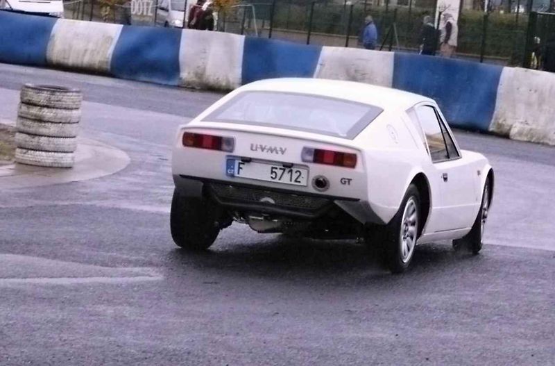 Kupé v plné jízdě na autodromu v Sosnové
