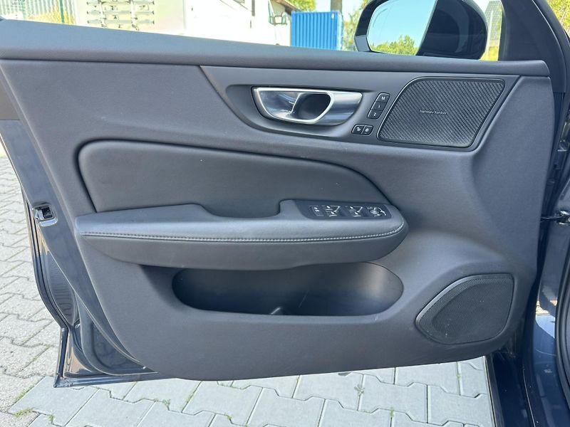 Volvo V60 B4 FWD PLUS DARK PANO 360 - fotka 11 z 46