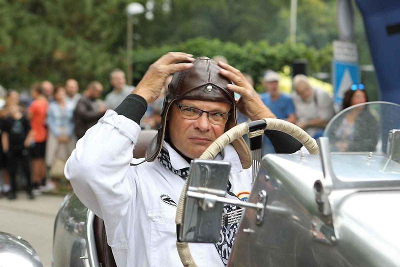 Na akci Jízda do vrchu a výstava historických vozidel se představilo na tři sta automobilů a motocyklů.